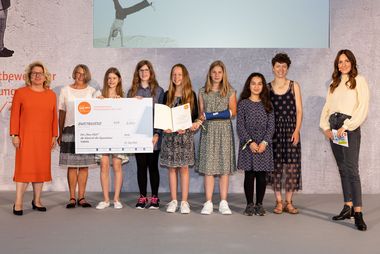 Kategorie 2, 1. Preis, Gymnasium Netphen, Netphen (Nordrhein-Westfalen) mit Svenja Schulze, Bundesministerin für wirtschaftliche Zusammenarbeit und Entwicklung