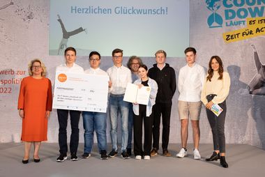 Kategorie 4, 3. Preis, Hans-Leinberger-Gymnasium Landshut, Landshut (Bayern) mit Svenja Schulze, Bundesministerin für wirtschaftliche Zusammenarbeit und Entwicklung