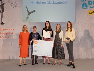 Kategorie 5, Schulpreis, Kurt-Huber-Gymnasium, Gräfelfing (Bayern) mit Svenja Schulze, Bundesministerin für wirtschaftliche Zusammenarbeit und Entwicklung