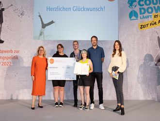 Kategorie 3, 1. Preis, Rehbergschule, Herborn (Hessen) mit Svenja Schulze, Bundesministerin für wirtschaftliche Zusammenarbeit und Entwicklung