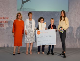 Kategorie 5, Schulpreis, Schule Am Wingster Wald, Wingst (Niedersachsen) mit Svenja Schulze, Bundesministerin für wirtschaftliche Zusammenarbeit und Entwicklung