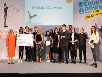 Kategorie 3, 2. Preis, esamtschule Langerfeld, Wuppertal (Nordrhein-Westfalen) mit Svenja Schulze, Bundesministerin für wirtschaftliche Zusammenarbeit und Entwicklung