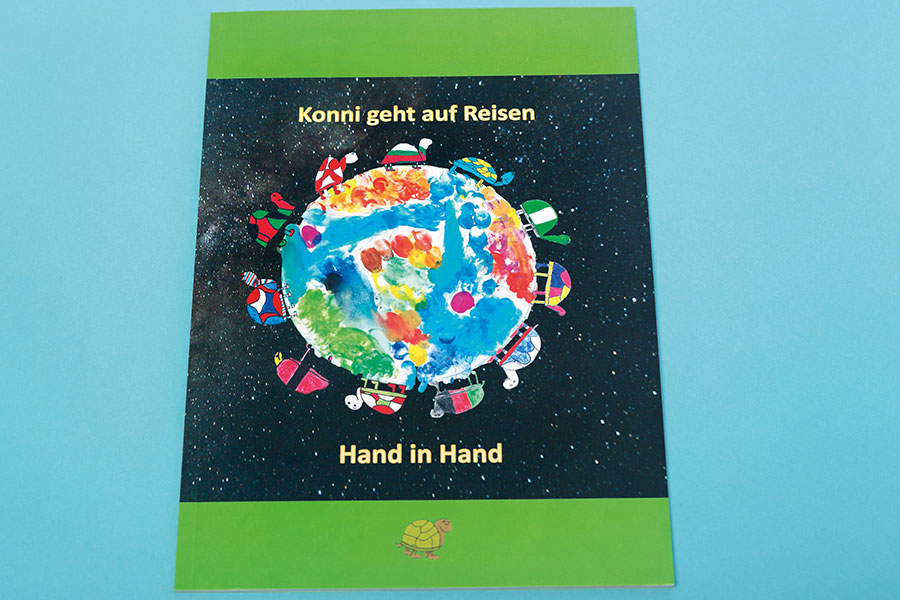 Buch: Konni geht auf Reisen - Hand in Hand, Ausstellungsexponat der Grundschule