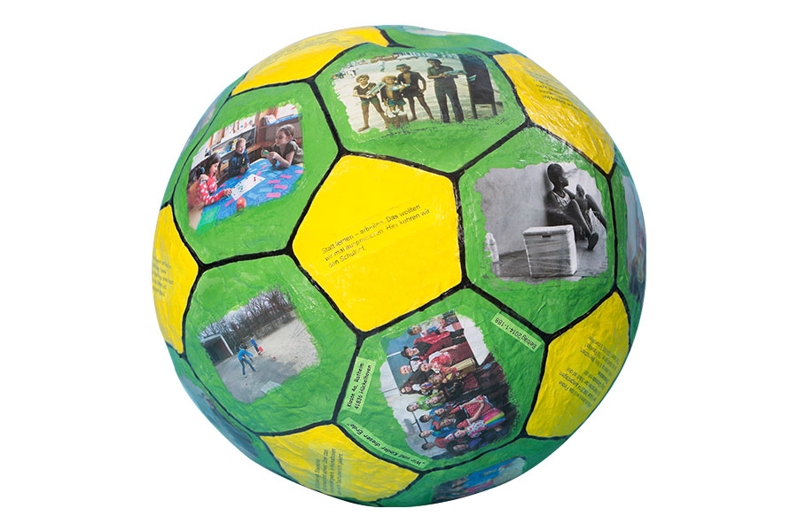 Gebastelter Fußball: Wir sind Kinder dieser Erde, Ausstellungsexponat der Grundschule